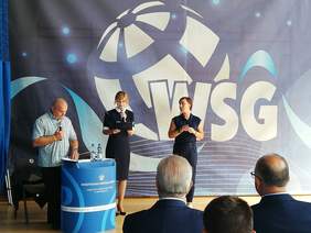 Pokaż zdjęcie: Prowadzący konferencję - Pani Marta Wiśniewska z PIP w Bydgoszczy, Pan Krzysztof Głombowicz, dziennikarz i konferansjer oraz Pani Kaja Łyszczarz z PZG w Bydgoszczy, tłumacz języka migowego