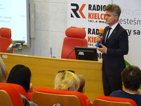 Pokaż zdjęcie: Senator przemawia