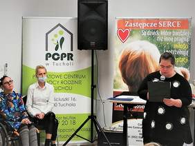 Pokaż zdjęcie: Występ uczestniczki WTZ Tuchola - recytowanie poezji Wisławy Szymborksiej