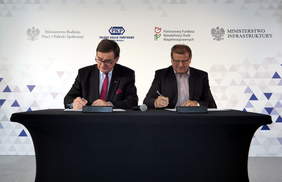 Pokaż zdjęcie: Krzysztof Mamiński, prezes PKP S.A. i Tomasz Maruszewski, zastępca prezesa PFRON podpisują porozumienie