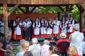 Pokaż zdjęcie: seniorzy na scenie