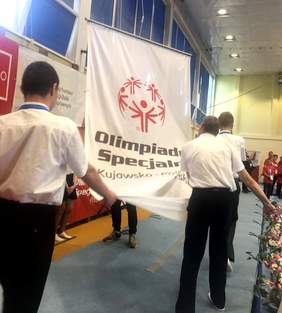 Uroczyste podniesienie flagi "Olimpiady Specjalne", podczas oficjalnego otwarcia zawodów