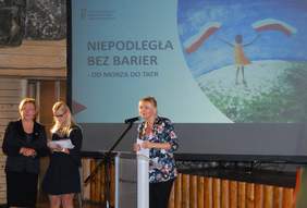 Pokaż zdjęcie: Reżyser Monika Meleń podczas wręczania wyróżnienia za film