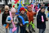Zdjęcie na zewnątrz podczas festynu, przedszkolaków trzymających w ręku kolorowe balony.