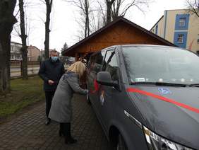 Pokaż zdjęcie: Uroczyste przekazanie auta,fot.P.O.W. Przystań