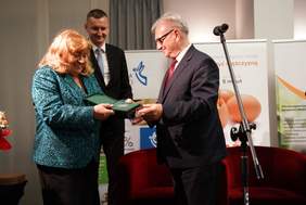 Prezes Fundacji - Pani Janina Mirończuk odbiera medal od Starosty Toruńskiego