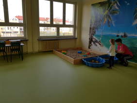 Jedna z sal w ośrodku, przez okno widok na pozostałe budynki