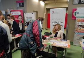 Pokaż zdjęcie: Stoisko Małopolskiego Oddziału PFRON podczas Majówki z pracą - targi pracy w Tauron Arenie Kraków