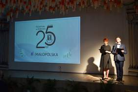 Pokaż zdjęcie: Na scenie Zarząd PSONI Koła w Wolbromiu. W tle napis "25 lat"