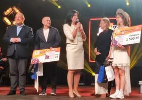 Pokaż zdjęcie: Scena festiwalowa. Na scenie laureaci odbierają nagrody.