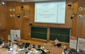 Pokaż zdjęcie: Wystąpienie Pauli Hall, prelegenta z Wielkiej Brytanii