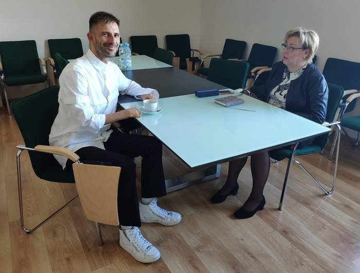 Pokaż zdjęcie: Tomasz Karcz oraz dyrektor Marta Mordarska 