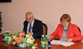 Pokaż zdjęcie: Wacław Ligęza, Burmistrz Bobowej oraz Marta Mordarska, Dyrektor Małopolskiego Oddziału PFRON