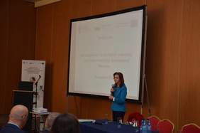 Pokaż zdjęcie: Pani Gertruda Uścińska, Prezes ZUS wita gości Centralnego seminarium podsumowującego, które odbyło się w 18.09.2018 Hotelu Gromada Centrum w Warszawie