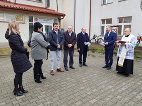Pokaż zdjęcie: W wydarzeniu uczestniczyli m.in.: dyrektor Oddziału Świętokrzyskiego PFRON Andrzej Michalski, starosta buski Jerzy Kotlarz, wicedyrektor Caritas kieleckiej ks. Krzysztof Banasik oraz kierownik DPS Witold Krawczyk
