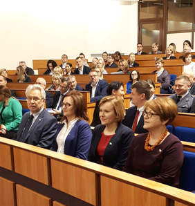 Pokaż zdjęcie: Sekretarz Stanu Krzysztof Michałkiewicz, Wojewoda Świętokrzyski Agata Wojtyszek, Poseł na Sejm Anna Krupka, Poseł na Sejm Maria Zuba 