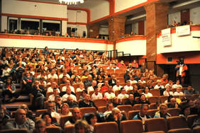 Pokaż zdjęcie: Zdjęcie przedstawia pełną widownie.