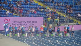 Pokaż zdjęcie: Zawodnicy na linii startu podczas przygotowania do biegu