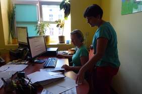 Pokaż zdjęcie: stanowisko pracy stażystki Magdaleny Kowalskiej oraz jej opiekun Jolanta Redlicka - Specjalista ds. wsparcia i współpracy z pracodawcami wprowadzająca w zakres obowiązków