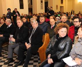 Pokaż zdjęcie: uczestnicy uroczystości: wręczenia nagród i kolędowania