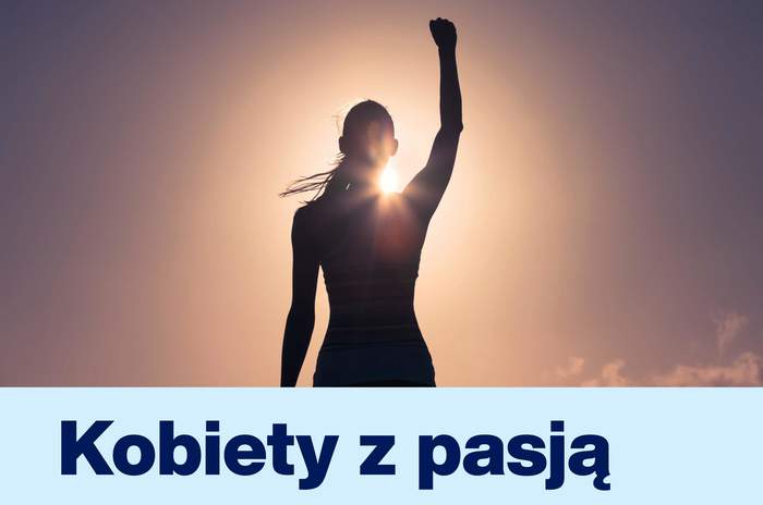Pokaż zdjęcie: Sylwetka kobiety z uniesioną ręką na tle wschodzącego lub zachodzącego słońca, z napisem „Kobiety z pasją” w dolnej części obrazu.