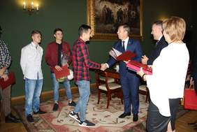 Pokaż zdjęcie: Spotkanie Drużyny UKS Bagry z Piotrem Ćwikiem, Wojewodą Małopolskim oraz Martą Mordarską, dyrektor Oddziału Małopolskiego PFRON