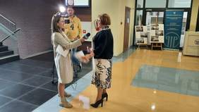 Dyrektor Aleksandra Gierej podczas udzielania wywiadu dla TVP3 Bydgoszcz, na drugim planie - za kamerą stoi kamerzysta