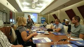 Pokaż zdjęcie: Małgorzata Poręba  - ekspert ds. projektów w PFRON,  odpowiada na pytania zadawane przez uczestników spotkania