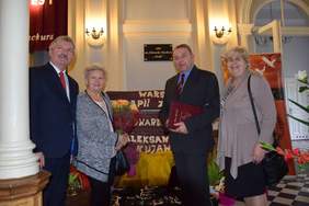 Pokaż zdjęcie: Odsłonięcie pamiątkowej tablicy - rodzina Edwarda Stachury oraz burmistrz Andrzej Cieśla