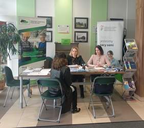 Pokaż zdjęcie: Dyżurujący pracownicy Oddziału Podlaskiego PFRON i Powiatowego Urzędu Pracy obsługują interesanta.