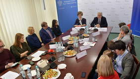 Pokaż zdjęcie: Stół konferencyjny, Zarząd PFRON, Pełnomocnik Rządu ds. Osób Niepełnosprawnych, goście, dziennikarze