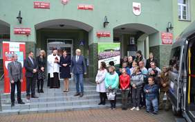 Pokaż zdjęcie: Uroczystość przekazania busa dla Środowiskowego Domu Samopomocy w Miłaczewie