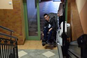 Pokaż zdjęcie: Oddanie do użytku platformy przyschodowej dofinansowanej ze środków PFRON dla Zespołu Szkół Specjalnych w Kościanie