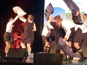 Pokaż zdjęcie: Przedstawienie Teatru RECEPTA z Kowalek 