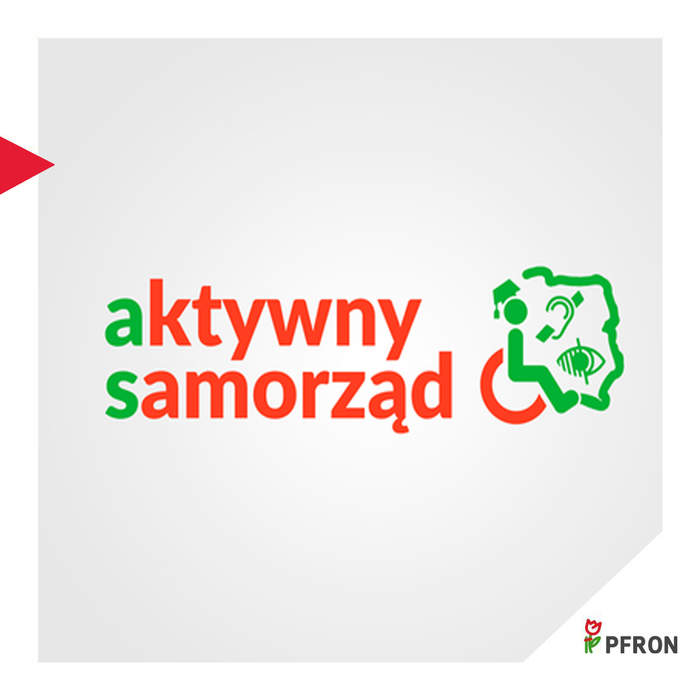 Pokaż zdjęcie: Logo programu „Aktywny samorząd” składa się z dwóch części:  Tekstu „aktywny samorząd” napisanego w kolorach czerwonym i zielonym. Litery „a” i „s” są zielone, a reszta napisu czerwona. Grafiki przedstawiającej stylizowaną postać osoby na wózku inwalidzkim, otoczoną symbolami związanymi z niepełnosprawnością, takimi jak ucho z aparatem słuchowym i oko z przekreśleniem, sugerujące wsparcie dla osób z niepełnosprawnością wzroku i słuchu. Grafika ta znajduje się na tle konturu Polski. W prawym dolnym rogu widnieje logo PFRON (Państwowego Funduszu Rehabilitacji Osób Niepełnosprawnych), składające się z czerwonego tulipana oraz zielonych liter „PFRON”.