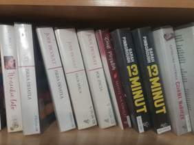 Pokaż zdjęcie: Seria książek "Duże litery" w Sądeckiej Bibliotece Publicznej im. Józefa Szujskiego