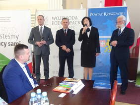 Uroczyste otwarcie Giełdy, od lewej: Maciej Szymański Dyrektor Oddziału Podkarpackiego PFRON, Józef Jodłowski Starosta Rzeszowski, Ewa Leniart Wojewoda Podkarpacki, Adam Panek Dyrektor PUP w Rzeszowie