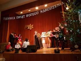 Uczniowie ZSS w Koluszowej w "Bajce o puszystym i puchatym"