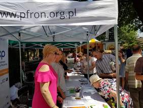 Pokaż zdjęcie: Stoisko informacyjne Małopolskiego Oddziału PFRON podczas uroczystości ku czci Przemienienia Pańskiego w Parafii św. Małgorzaty w Nowym Sączu