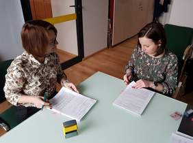 Pokaż zdjęcie: Od lewej - Bogusława Słońska, Pełnomocnik PFRON, Joanna Piwowońska, Pełnomocnik Zarządu Fundacji Instytut Rozwoju Regionalnego. Zawarcie umowy w ramach pilotażowego programu "Absolwent".