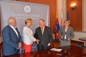 Pokaż zdjęcie: Przekazanie umowy w Starostwie Powiatowym w Bochni
