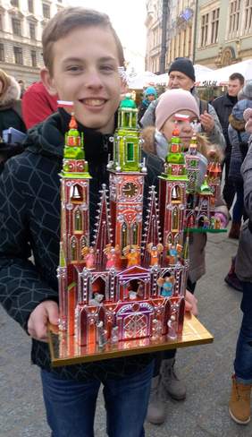 Pokaż zdjęcie: Uczniowie SOSW nr 6 w Krakowie podczas 75. Konkursu Szopek Krakowskich