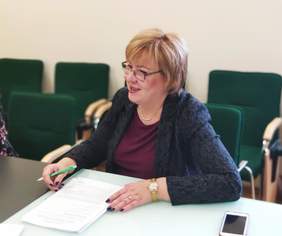 Pokaż zdjęcie: Dyrektor Marta Mordarska podczas podpisania umowy