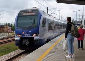 Pokaż zdjęcie: "Różni podróżni - obsługa bez barier" (fot. Radio eM)