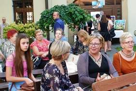 Pokaż zdjęcie: Dyrektor Marta Mordarska na Koncercie w wirydarzu