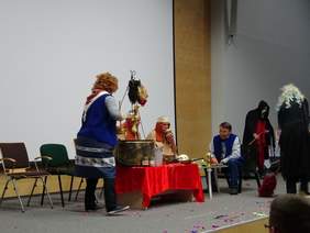 Pokaż zdjęcie: Grupa Teatralna „Epitetem po Metaforze” z Domu Pomocy Społecznej w Lubuczewie z przedstawieniem pt. „Lubow kak lubow, czyli czeski film o miłości”