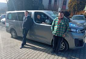 Pokaż zdjęcie: Uczestnicy WTZ z Konarach z nowym busem przystosowanym do przewozu osób z niepełnosprawnościami