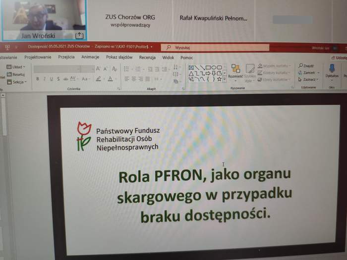 Pokaż zdjęcie: Zdjęcie monitora na którym wyświetlony jest tytułowy slajd prezentacji z logo PFRON i napisem Rola PFRON jako organu skargowego w przypadku braku dostępności