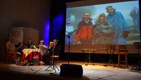 Pokaż zdjęcie: Rozmowa z zaproszonymi gośćmi