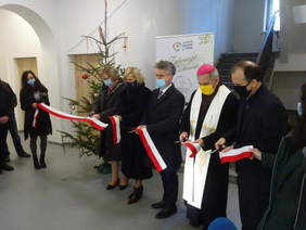 Pokaż zdjęcie: Symboliczne przecięcie wstęgi